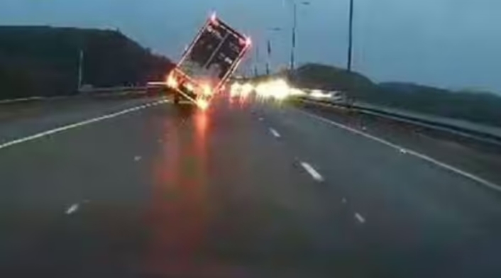 Camión se volcó por fuertes vientos en carretera Camión se volcó por fuertes vientos en carretera