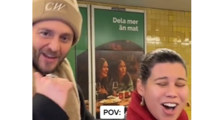 Christopher Uckermann en el metro con una fan Christopher Uckermann en el metro con una fan