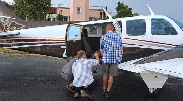 Cobra apareció en un avión