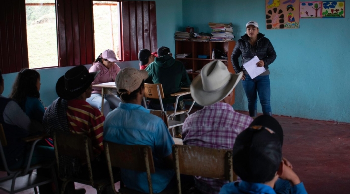 Socialización con familias aledañas al Volcán Nevado del Ruiz en Casabianca (Tolima).