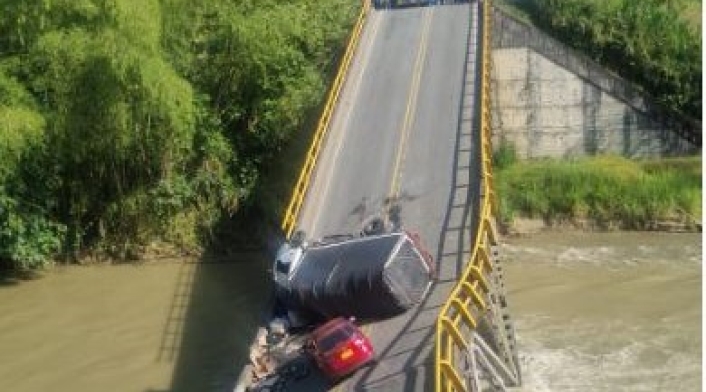 Colapso puente ubicado sobre el río La Vieja