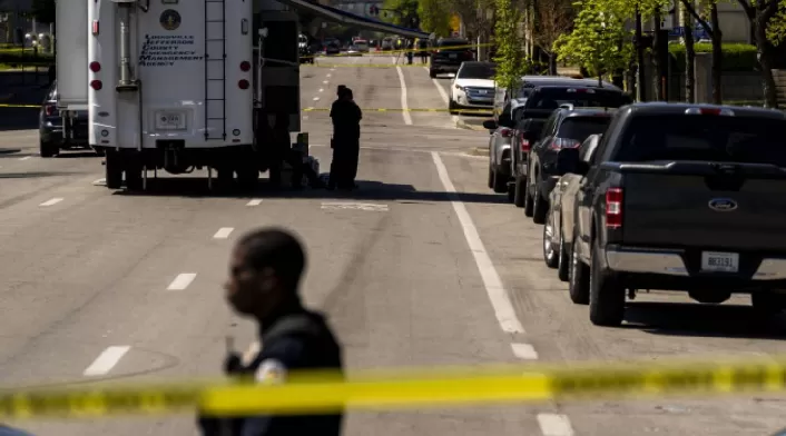 hombre abrió fuego en un banco de Louisville hombre abrió fuego en un banco de Louisville