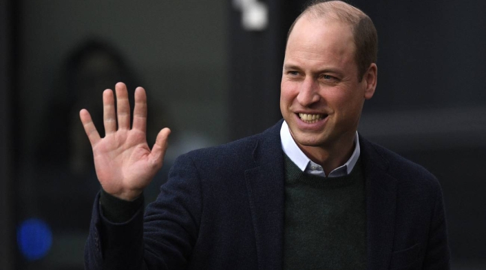 Príncipe William ¿Por qué usa dos relojes? Príncipe William saludando