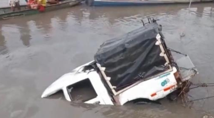 Buseta en el río Magdalena