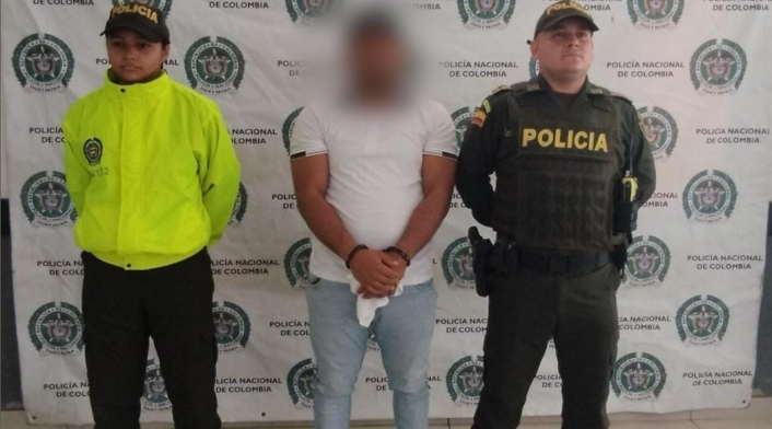 Dos policías lado a lado del capturado