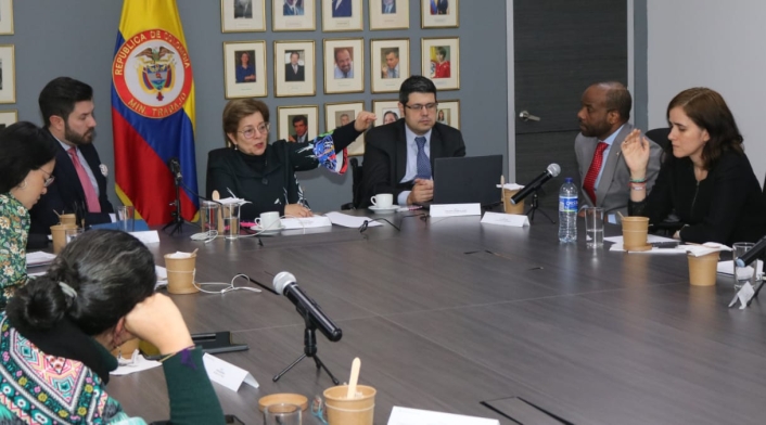 Ministra de trabajo en reunión con el BID