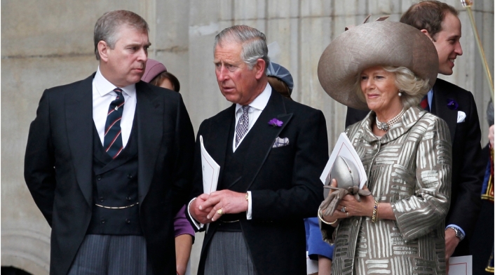 Andrew Parker Bowles, príncipe Carlos y Camila Parker Andrew Parker Bowles, príncipe Carlos y Camila Parker