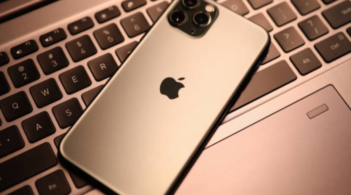 Apple Apple