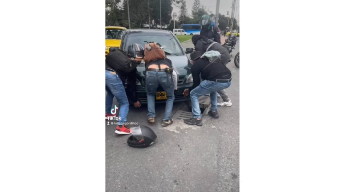 Hueco de Bogotá que es trampa mortal El hueco de Bogotá en la calle 53 con Avenida 50