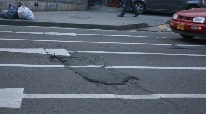 Huecos de Bogotá: ciudadano cayó a cráter gigantesco Los huecos de Bogotá son intervenidos por la Unidad de Mantenimiento Vial