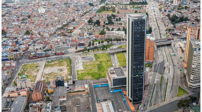 Bogotá tiene miles de huecos Uno de los huecos más graves de Bogotá está en la calle 53 con Avenida 50