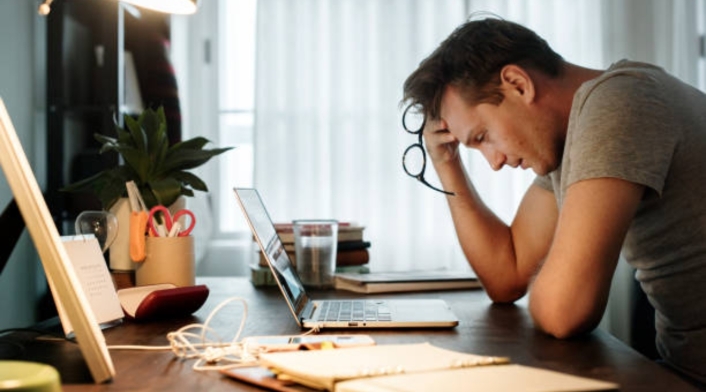 Personas tristes en el trabajo Personas tristes en el trabajo