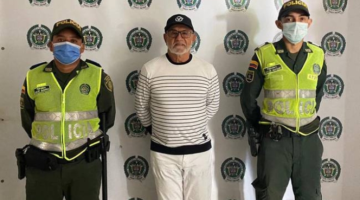 Le revocan domiciliaria al padre Hoyos