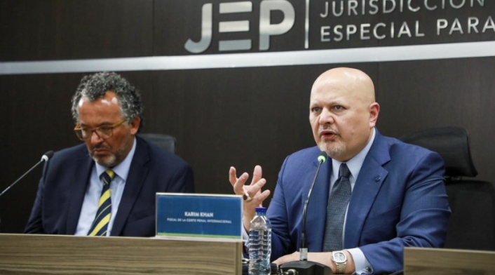El fiscal de la CPI, Karim Khan y el presidente de la JEP, Roberto Vidal