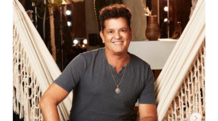 Carlos Vives habla de lo que sacrificó por su carrera Carlos Vives sentado en una hamaca