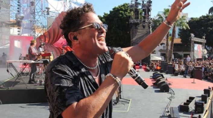 Carlos Vives habla de su amor a Claudia Elena y sus hijos Carlos vives cantando