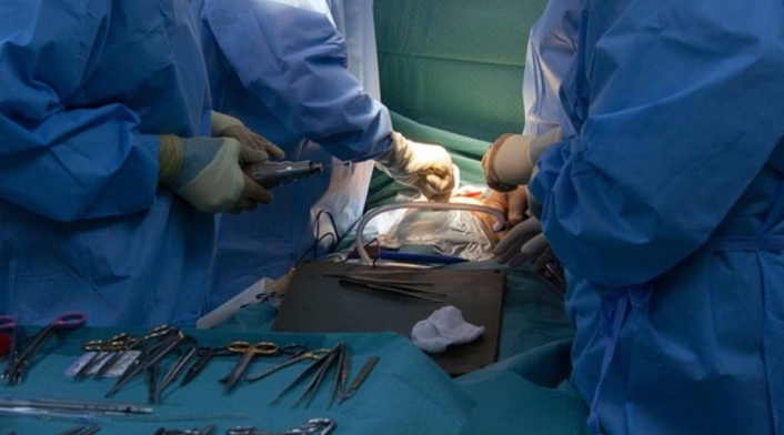 Cirugías estéticas: se alargó las piernas para gustarle a su esposo y terminaron Cirugías estéticas
