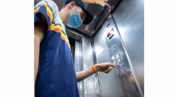 Claustrofobia: causas, síntomas y tratamiento claustrofobia- hombre atrapado en un ascensor