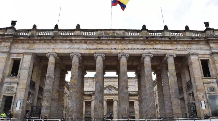 El sonajero en La U tras salida de Dilian Francisco Toro Congreso de la República