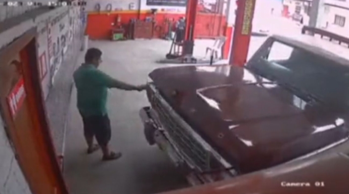 Mecánico murió embestido por una camioneta
