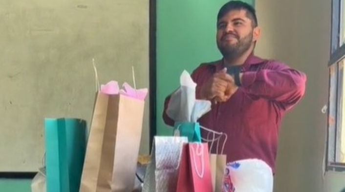 Noble gesto que tuvieron unos alumnos con su maestro luego de haberlo perdido todo Noble gesto que tuvieron unos alumnos con su maestro luego de haberlo perdido todo