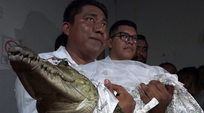 Alcalde de San Pedro Huamelula, Victor Hugo Sosa, se casa con un caimán