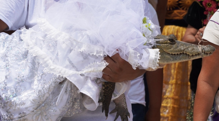 Alcalde de San Pedro Huamelula, Victor Hugo Sosa, se casa con un caimán llamado La Niña Princesa