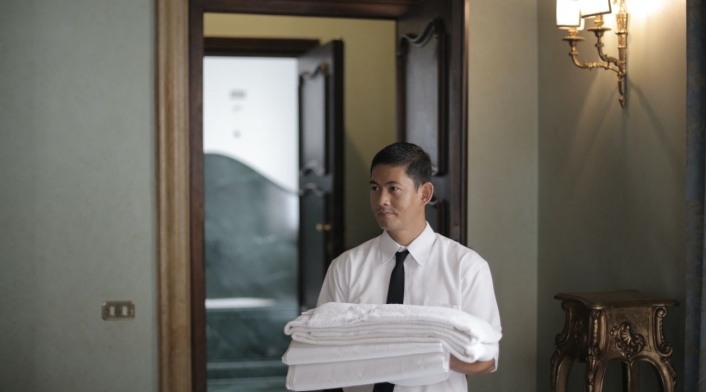Oferta de empleo en Dubai Hombre atendiendo hotel en Dubai