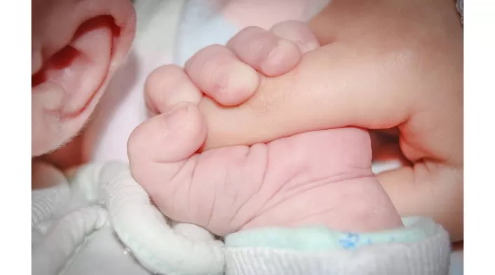 Bebé muere por golpe de calor tras ser olvidada Una bebé de 10 meses muere por golpe de calor tras ser olvidada