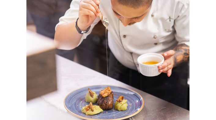 Estrella Michelin: claves para obtener una Chef emplatando su preparación-imagen de referencia
