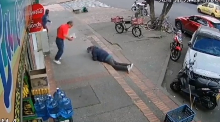 Hombre golpea a adulto mayor Hombre golpea a adulto mayor