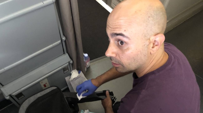 Hombre que iba en un avión se encontró con una alfombra llena de sangre