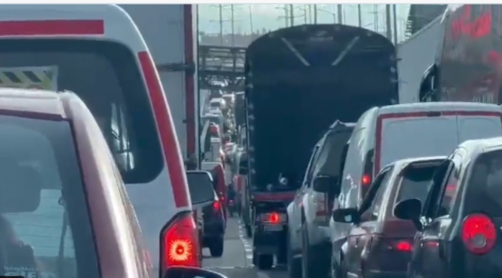 Autopista sur de Bogotá trancada en puente festivo Autopista sur de Bogotá trancada en puente festivo