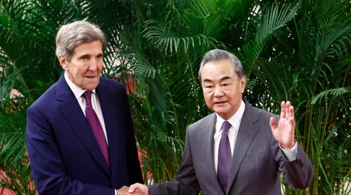 John Kerry y Wang Yi se reúnen para tomar medidas por el cambio climático, ante olas de calor John Kerry y Wang Yi se reúnen para tomar medidas por el cambio climático, ante olas de calor