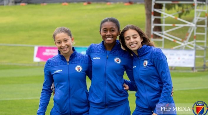 Jugadoras de la Selección de Haití, usando los uniformes de Saeta Jugadoras de la Selección de Haití, usando los uniformes de Saeta