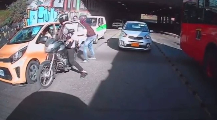 Ladrones en moto robaron a una pasajera de taxi en Bogotá Ladrones en moto robaron a una pasajera de taxi en Bogotá