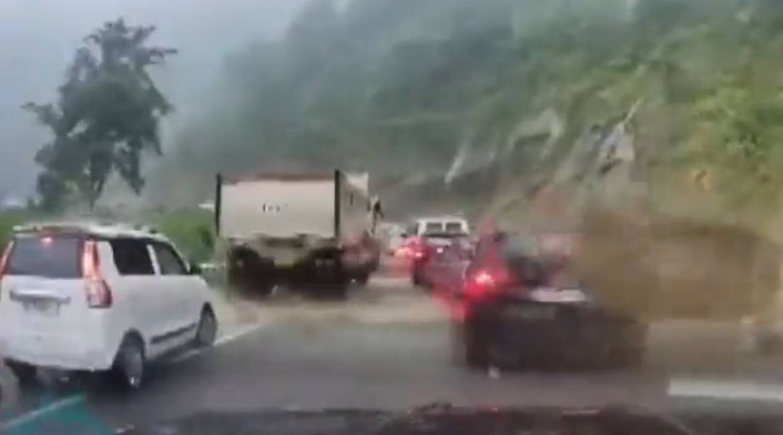 roca cayó encima de unos carros roca cayó encima de unos carros