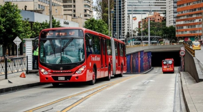 Policía cae en vía de TransMilenio Policía cae en vía de TransMilenio