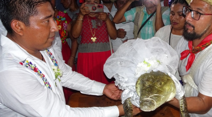 Victor Hugo Sosa, alcalde de San Pedro Huamelula, se casa con un caimán