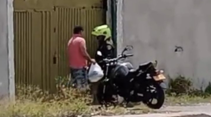 Según datos informados por la comunidad, la Policía estaría dejando salir a internos en motocicletas a hacer diligencias para luego volver sin ningún problema al centro de reclusión.