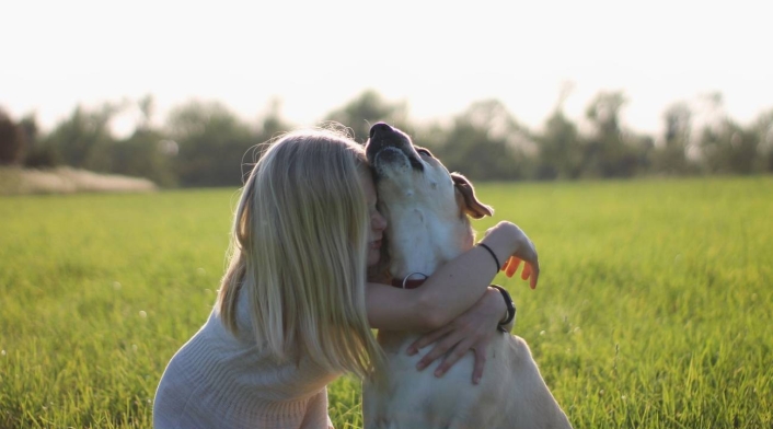 Respetar el espacio personal de los perros es esencial; los abrazos pueden hacer que se sientan atrapados y ansiosos Abrazar a los perros