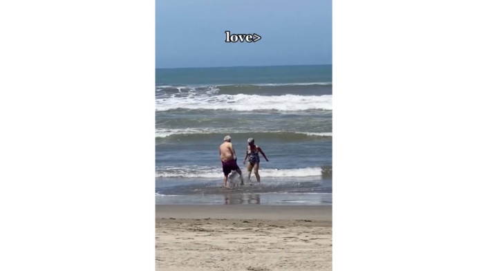 Abuelitos se hacen virales por tierna escena en la playa