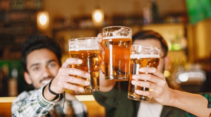 Día internacional de la cerveza: cuándo es y cómo celebrarlo Personas brindando con cerveza