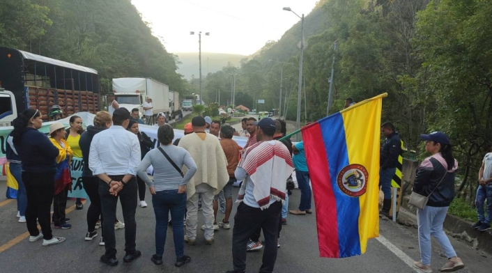 Cierre en el sector de Cáqueza y Chipaque Cierre en el sector de Cáqueza y Chipaque