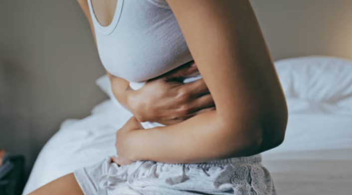 Mujer con dolor de estómago Mujer con dolor de estómago
