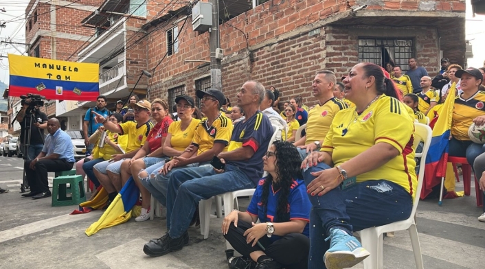Familia y amigos de Manuela Vanegas en Copacabana, Antioquia, viendo el partido Colombia vs Inglaterra