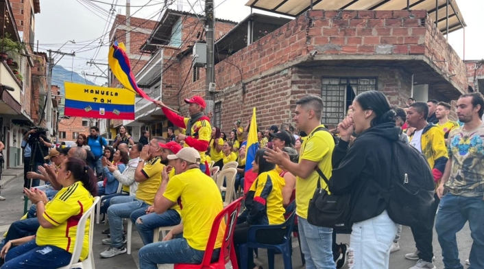 Manuela Vanegas. Su familia en Copacabana, Antioquia, madrugó a ver el partido Colombia vs Inglaterra