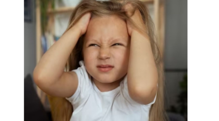 Mamá se niega a quitarle los piojos a su hija porque es vegana Niña se rasca la cabeza por piojos