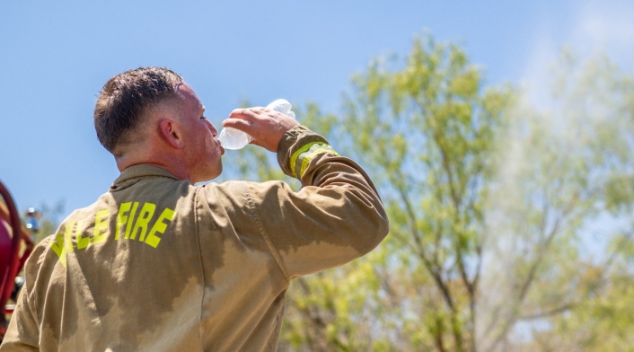 Ola de calor en Austin, Texas. Un bombero toma un descanso de los trabajos de apagar un incendio Ola de calor en Austin, Texas. Un bombero toma un descanso de los trabajos de apagar un incendio