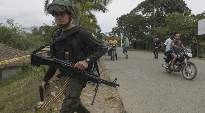 Policía armado hace guardia después de que un carro bomba explotara en Timba (Cauca)